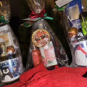 Homemade Personalized Holiday Gift Baskets